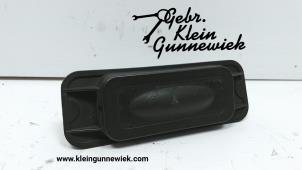 Gebruikte Handgreep Achterklep Renault Twingo Prijs € 20,00 Margeregeling aangeboden door Gebr.Klein Gunnewiek Ho.BV