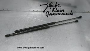 Gebruikte Gasdemper Motorkap links Mercedes GLC-Klasse Prijs € 30,00 Margeregeling aangeboden door Gebr.Klein Gunnewiek Ho.BV