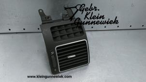 Gebruikte Luchtrooster Dashboard Volkswagen Touran Prijs € 25,00 Margeregeling aangeboden door Gebr.Klein Gunnewiek Ho.BV