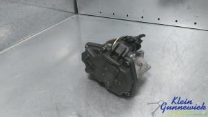 Gebruikte Gasklephuis Mercedes E-Klasse Prijs € 25,00 Margeregeling aangeboden door Klein Gunnewiek Autodemontage & Motorentechniek