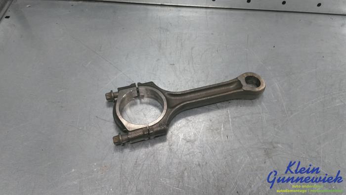 Drijfstang van een Opel Astra 2014