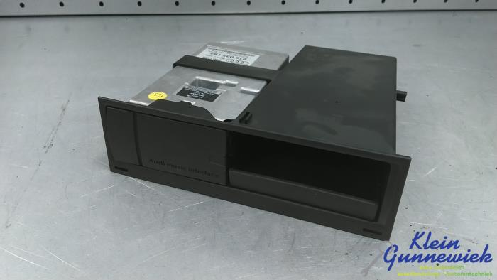 Gebruikte AUX/USB aansluiting Audi A4 Prijs € 72,00 Margeregeling aangeboden door Klein Gunnewiek Autodemontage & Motorentechniek