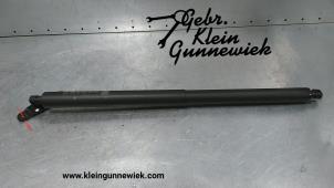 Gebruikte Kofferdekseldemper rechts-achter Volkswagen T-Roc Prijs € 25,00 Margeregeling aangeboden door Gebr.Klein Gunnewiek Ho.BV