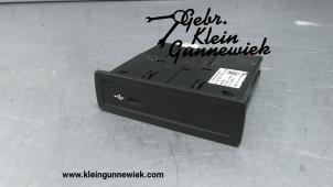 Gebruikte AUX/USB aansluiting Mercedes GLE-Klasse Prijs € 50,00 Margeregeling aangeboden door Gebr.Klein Gunnewiek Ho.BV