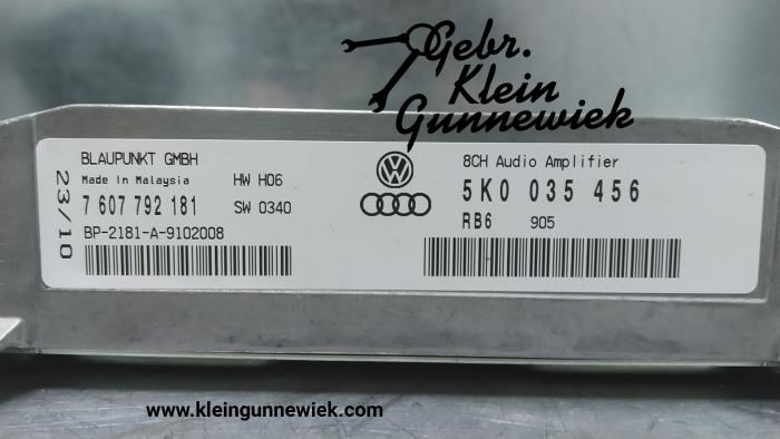 Radio versterker van een Volkswagen Golf 2010