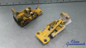 Gebruikte Scharnier Achterklep Mercedes Sprinter Prijs € 60,00 Margeregeling aangeboden door Klein Gunnewiek Autodemontage & Motorentechniek