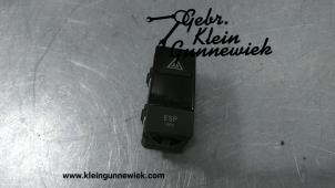 Gebruikte Schakelaar Paniekverlichting Mercedes GLK-Klasse Prijs € 35,00 Margeregeling aangeboden door Gebr.Klein Gunnewiek Ho.BV