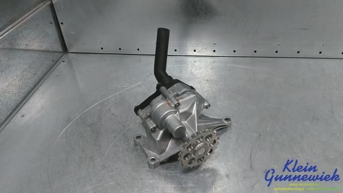 Gebruikte Oliepomp Mercedes Sprinter Prijs € 60,00 Margeregeling aangeboden door Klein Gunnewiek Autodemontage & Motorentechniek
