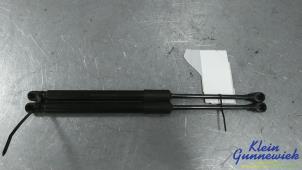 Gebruikte Gasdemper Motorkap links Skoda Octavia Prijs € 25,00 Margeregeling aangeboden door Klein Gunnewiek Autodemontage & Motorentechniek