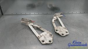 Gebruikte Motorkap Scharnier Volkswagen Caddy Prijs € 25,00 Margeregeling aangeboden door Klein Gunnewiek Autodemontage & Motorentechniek