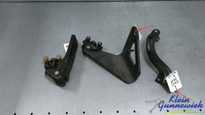 Gebruikte Scharnier deur rechts-achter Renault Trafic Prijs € 27,00 Margeregeling aangeboden door Klein Gunnewiek Autodemontage & Motorentechniek