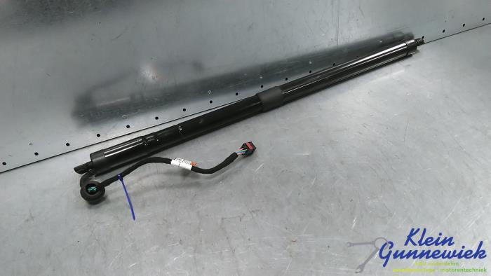 Gasdemper links-achter van een Volvo XC60 2021