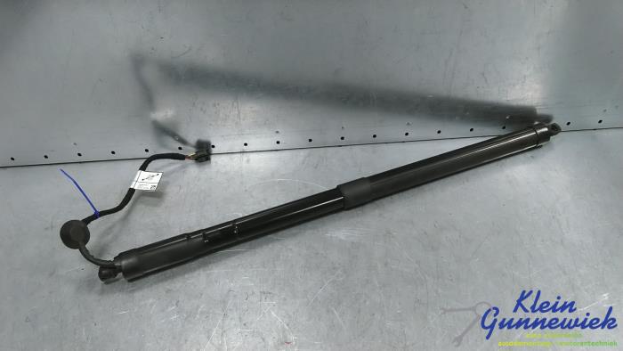 Gasdemper links-achter van een Volvo XC60 2021