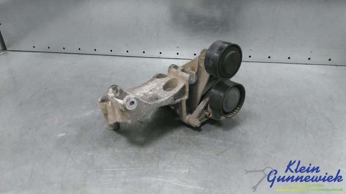 Gebruikte Dynamosteun onder Mercedes Vito Prijs € 45,00 Margeregeling aangeboden door Klein Gunnewiek Autodemontage & Motorentechniek