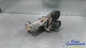 Gebruikte Dynamosteun onder Mercedes Vito Prijs € 45,00 Margeregeling aangeboden door Klein Gunnewiek Autodemontage & Motorentechniek