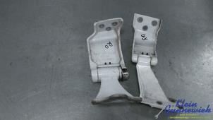 Gebruikte Achterklep Scharnier Mercedes Vito Prijs € 85,00 Margeregeling aangeboden door Klein Gunnewiek Autodemontage & Motorentechniek