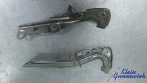 Gebruikte Motorkap Scharnier Opel Astra Prijs € 30,00 Margeregeling aangeboden door Klein Gunnewiek Autodemontage & Motorentechniek