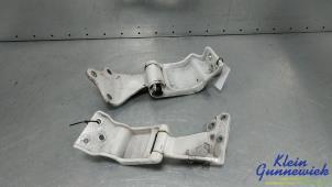 Gebruikte Achterklep Scharnier Mercedes Vito Prijs € 85,00 Margeregeling aangeboden door Klein Gunnewiek Autodemontage & Motorentechniek