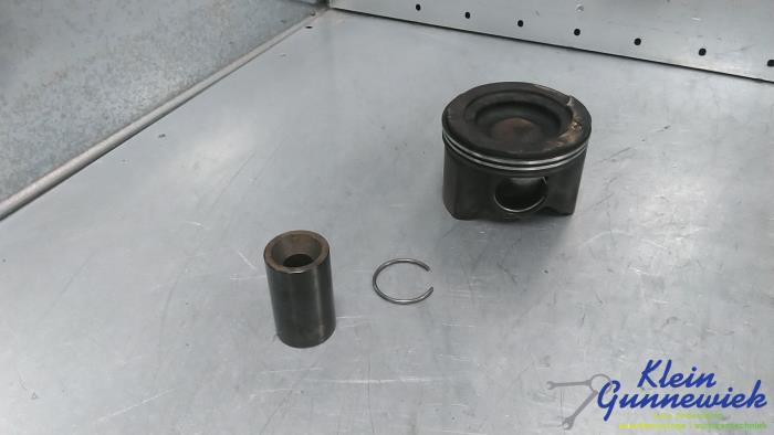 Gebruikte Zuiger Mercedes E-Klasse Prijs € 85,00 Margeregeling aangeboden door Klein Gunnewiek Autodemontage & Motorentechniek