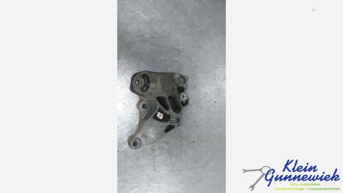 Gebruikte Versnellingsbak Steun Volkswagen Passat Prijs € 25,00 Margeregeling aangeboden door Klein Gunnewiek Autodemontage & Motorentechniek