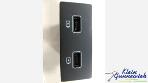 Gebruikte AUX/USB aansluiting Renault Zoe Prijs € 30,00 Margeregeling aangeboden door Klein Gunnewiek Autodemontage & Motorentechniek