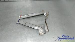 Gebruikte Motorkap Scharnier Volkswagen Tiguan Prijs € 30,00 Margeregeling aangeboden door Klein Gunnewiek Autodemontage & Motorentechniek