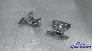 Gebruikte Scharnier deur links-achter Kia Sportage Prijs € 20,00 Margeregeling aangeboden door Klein Gunnewiek Autodemontage & Motorentechniek