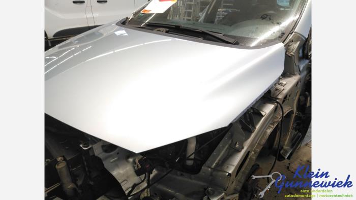 Motorkap van een Opel Astra 2016