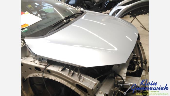 Motorkap van een Opel Astra 2016