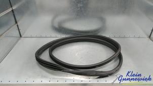 Gebruikte Deurrubber 4Deurs rechts-achter Mercedes E-Klasse Prijs € 25,00 Margeregeling aangeboden door Klein Gunnewiek Autodemontage & Motorentechniek