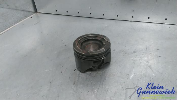 Gebruikte Zuiger Mercedes E-Klasse Prijs € 85,00 Margeregeling aangeboden door Klein Gunnewiek Autodemontage & Motorentechniek