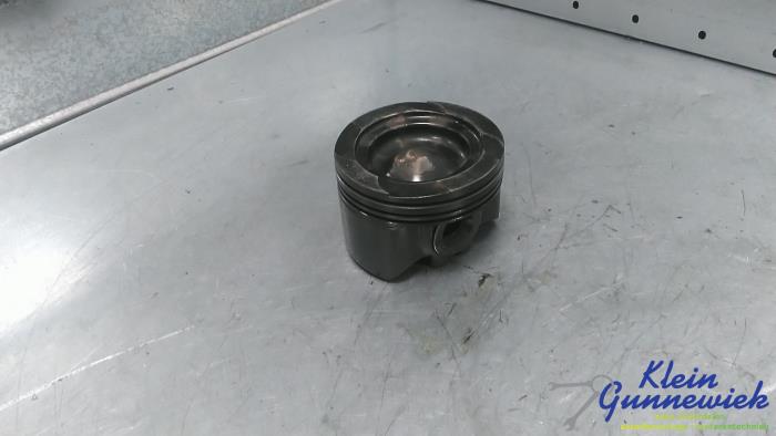 Gebruikte Zuiger Mercedes E-Klasse Prijs € 85,00 Margeregeling aangeboden door Klein Gunnewiek Autodemontage & Motorentechniek