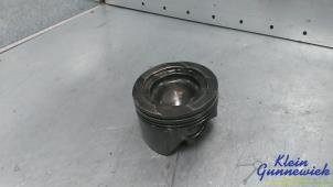 Gebruikte Zuiger Mercedes E-Klasse Prijs € 100,00 Margeregeling aangeboden door Klein Gunnewiek Autodemontage & Motorentechniek