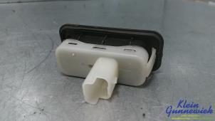 Gebruikte Achterklep Handgreep Renault Clio Prijs € 20,00 Margeregeling aangeboden door Klein Gunnewiek Autodemontage & Motorentechniek