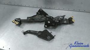 Gebruikte Scharnier deur rechts-achter Renault Kangoo Prijs € 125,00 Margeregeling aangeboden door Klein Gunnewiek Autodemontage & Motorentechniek