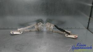 Gebruikte Motorkap Scharnier Volkswagen Caddy Prijs € 25,00 Margeregeling aangeboden door Klein Gunnewiek Autodemontage & Motorentechniek