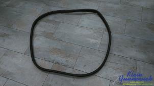 Gebruikte Portierrubber 4Deurs rechts-voor Mercedes E-Klasse Prijs € 40,00 Margeregeling aangeboden door Klein Gunnewiek Autodemontage & Motorentechniek