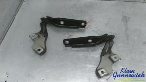 Gebruikte Motorkap Scharnier Volkswagen Passat Prijs € 45,00 Margeregeling aangeboden door Klein Gunnewiek Autodemontage & Motorentechniek