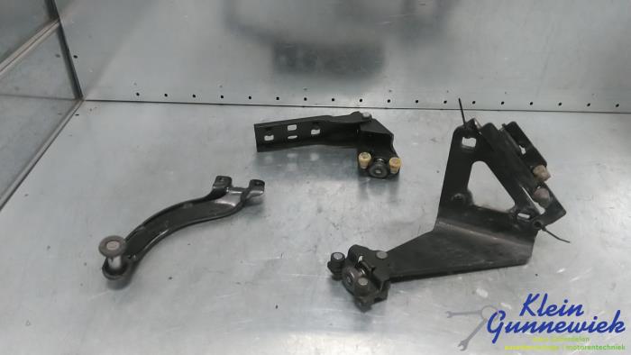 Gebruikte Scharnier deur rechts-achter Renault Trafic Prijs € 27,00 Margeregeling aangeboden door Klein Gunnewiek Autodemontage & Motorentechniek