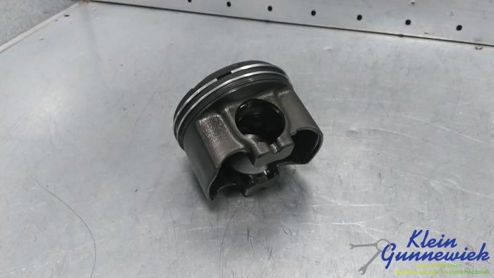 Gebruikte Zuiger Mercedes E-Klasse Prijs € 85,00 Margeregeling aangeboden door Klein Gunnewiek Autodemontage & Motorentechniek