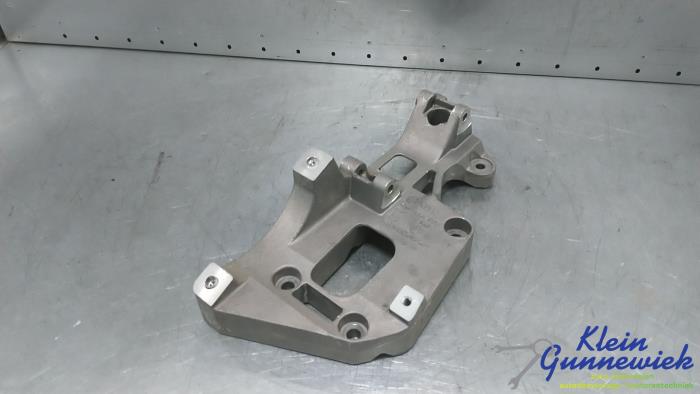 Gebruikte Dynamosteun onder Volkswagen Golf Prijs € 22,00 Margeregeling aangeboden door Klein Gunnewiek Autodemontage & Motorentechniek