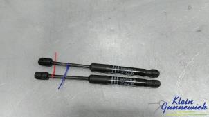 Gebruikte Motorkapdemper links BMW 4-Serie Prijs € 75,00 Margeregeling aangeboden door Klein Gunnewiek Autodemontage & Motorentechniek