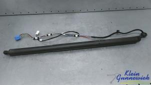 Gebruikte Kofferdekseldemper links-achter Mercedes GLA Prijs € 95,00 Margeregeling aangeboden door Klein Gunnewiek Autodemontage & Motorentechniek