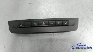 Gebruikte Schakelaar Paniekverlichting Mercedes B-Klasse Prijs € 45,00 Margeregeling aangeboden door Klein Gunnewiek Autodemontage & Motorentechniek