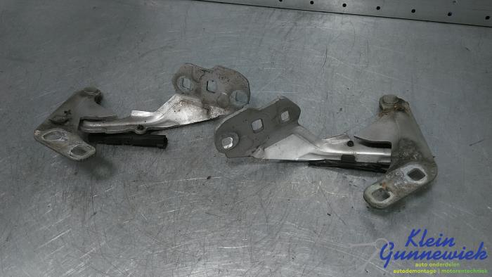 Gebruikte Motorkap Scharnier Ford Mondeo Prijs € 20,00 Margeregeling aangeboden door Klein Gunnewiek Autodemontage & Motorentechniek