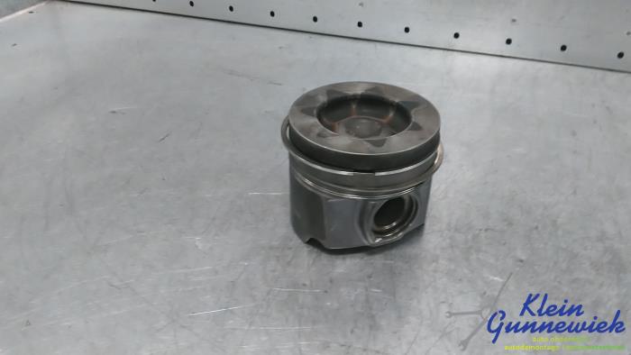 Gebruikte Zuiger Opel Vivaro Prijs € 68,00 Margeregeling aangeboden door Klein Gunnewiek Autodemontage & Motorentechniek