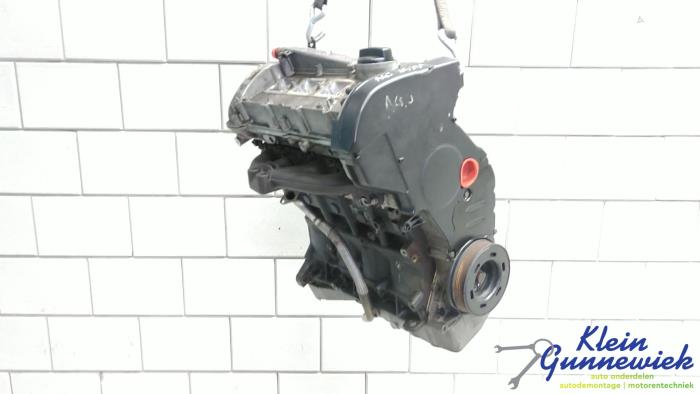 Motor van een Volkswagen Golf 2000