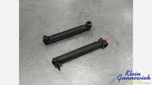 Gebruikte Kofferdekseldemper rechts-achter BMW X5 Prijs € 30,00 Margeregeling aangeboden door Klein Gunnewiek Autodemontage & Motorentechniek