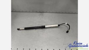 Gebruikte Achterklepdemper links-achter Landrover Discovery Prijs € 185,00 Margeregeling aangeboden door Klein Gunnewiek Autodemontage & Motorentechniek