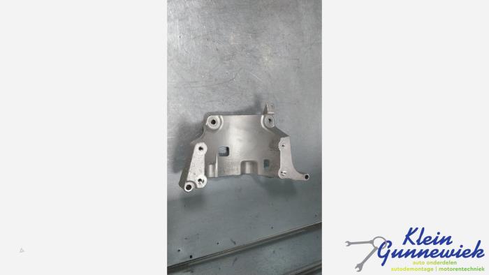 Gebruikte Dynamosteun onder Volvo XC40 Prijs € 31,00 Margeregeling aangeboden door Klein Gunnewiek Autodemontage & Motorentechniek